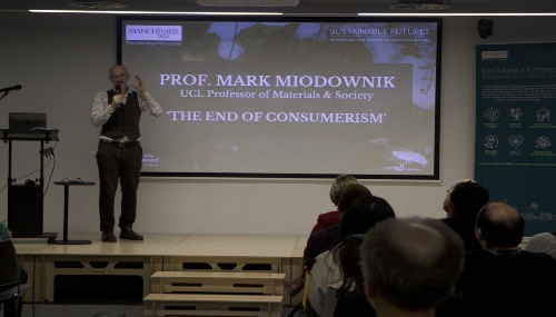 Professor Mark Miodownik gives his presentation.